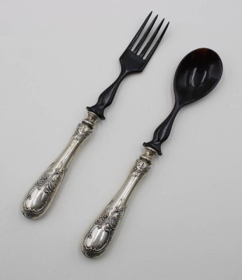 Auktion 366<br>Salatbesteck, 800er Silbergriffe mit Horn, um 1900, div. kl. Beschädigungen, ca. L-21,5cm [1]