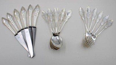 Auktion 366<br>18 Besteckteile, 90er Auflage, Friesenmuster, Messer ca. L-24cm [1]