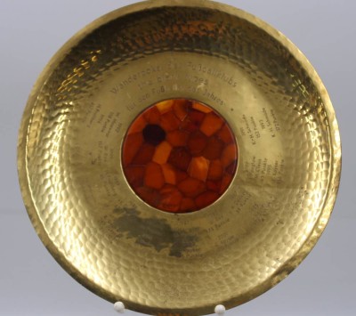 Auktion 366<br>Messing-Teller mittig Bernsterin, div. Gravuren 