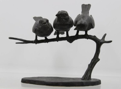 Auktion 366<br>Wilhelm Karl Robra (deutsch, 1876-1945), drei Vögel auf Ast, Bronze geschwärzt, sign., ca. H-19cm B-23cm [1]