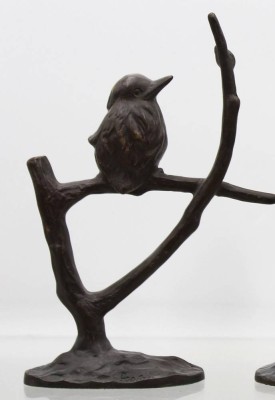 Auktion 366<br>Vogel auf geäst mit Käfer, Roland Paris (1894-1945), Bronze geschwärzt, ca. H-20cm B-13,5cm [1]