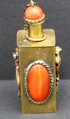 Auktion 366<br>kl. massiver Messing-Flacon, H-8 cm, Bernstein? [1]