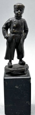 Auktion 366<br>unleserl. signierte kl. Bronze auf Marmorsockel (dieser mit kl. Chips), Holland-Junge, H-komplett 19 cm [1]