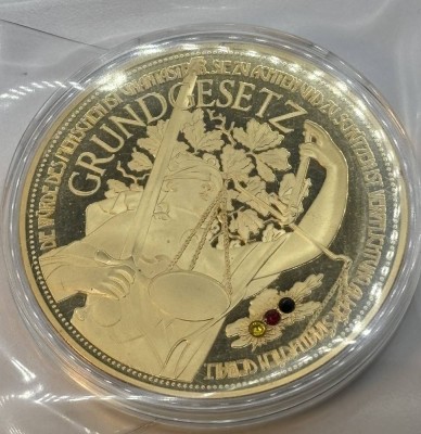 Auktion 366<br>Gigant Medaille 70 mm Die Säulen der Demokratie Grundgesetz mit Swarovski PP, mit Expertise, boxed [1]