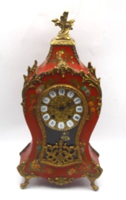 Auktion 366<br>Neuenburger Pendule, rotes Holzgehäuse mit Bronze-Beschlägen, Werk läuft, H-47 cm, B-23 cm [1]