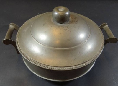 Auktion 366<br>gr. Zinn-Deckelterrine, dat. 1841, H-12 cm, D-20 cm [1]