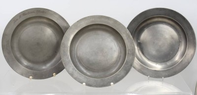 Auktion 366<br>3x tiefe Zinnteller, 19. Jhd., 2x mit Namensgravuren, ca. D-24cm [1]