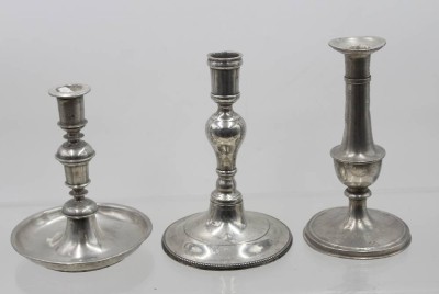 Auktion 366<br>3x div. Zinnleuchter, 19. Jhd., ca. H-14 bis 17cm [1]