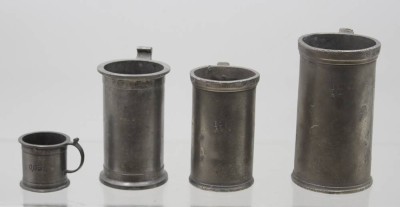 Auktion 366<br>4x div. Zinn-Maße, älter, unterschiedliche Hersteller, div. Eichpunzen, ca. 0,05 L bis 0,5 L, Altersspuren [1]