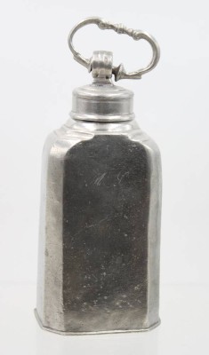 Auktion 366<br>Zinn-Feldflache, 18./19. Jhd., Engelsmarken, monogrammiert, Altersspuren, ca. H-21cm [1]