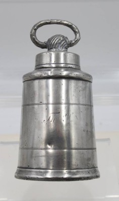 Auktion 366<br>Zinn-Feldflasche, wohl 18./19. Jhd., monogrammiert, ca. H-18cm [1]
