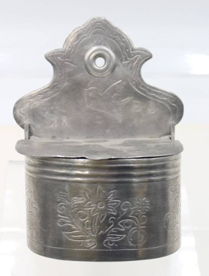 Auktion 366<br>Salzgefäß, Zinn, datiert 1814, Deckel mit Sinnspruch, Ulm, aus der Zeit ?, ca. H-16cm B-13cm T-8,5cm [1]
