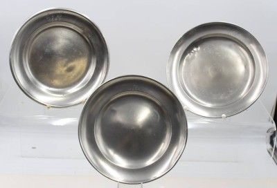 Auktion 366<br>3x div. Zinnteller, 19. Jhd., je monogrammiert und datiert, ca. D-22,3cm, Altersspuren [1]