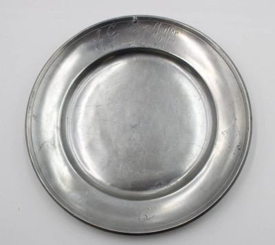 Auktion 366<br>antiker Zinn-Teller, Namensgravuren und datiert 1775, D-22cm [1]