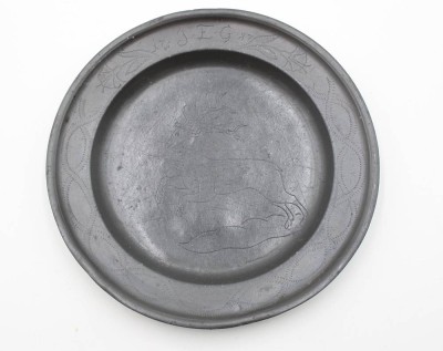 Auktion 366<br>Zinnteller von 1787, mittig Hirschbock, ca. D-22,5cm [1]