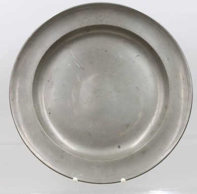 Auktion 366<br>gr. runde Zinn-Platte, monogrammiert, 19. Jhd., D-34cm [1]