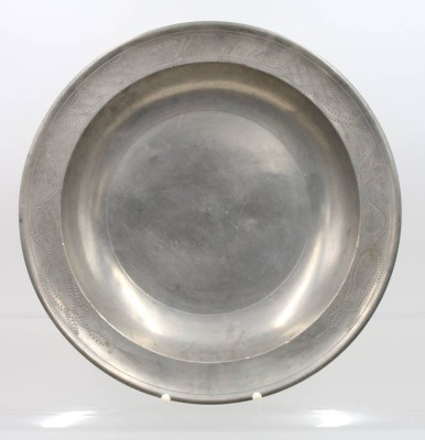 Auktion 366<br>gr. runde Zinn-Schale, datiert 1863 und Namensgravur, Schlüsselpunze, D-37,5cm [1]