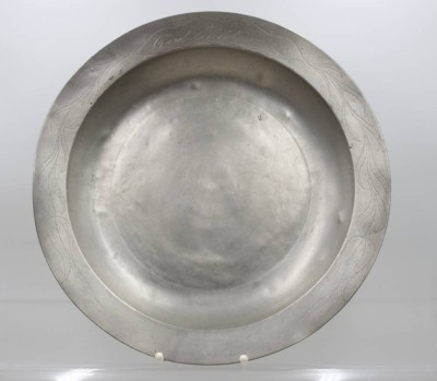 Auktion 366<br>gr. runde Zinn-Schale, 19. Jhd., Namensgravur, Schlüsselpunze, D-39,5cm [1]