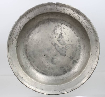 Auktion 366<br>gr. runde Zinn-Schale, datiert 181 und Namensgravur, Altersspuren, D-37,5cm [1]