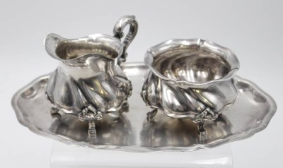 Auktion 366<br>Tablett mit Milch und Zucker, Alpaka, Gebr. Deyle, ca. H-8cm, Tablett 24,3 x 14,8cm. [1]