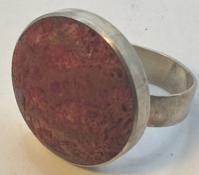 Auktion 366<br>Silberring mit Schaumkoralle, Ringkopf D-ca. 2 cm, RG 53, 6,4 gr. [1]