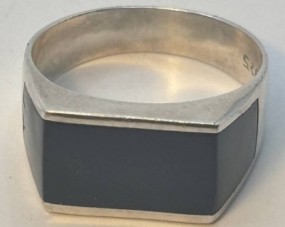 Auktion 366<br>Silber-925- Herrenring mit Onyx, RG 73, 7 gr. [1]