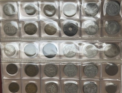 Auktion 366<br>Album mit 3 Seiten Münzen/Kleinmünzen, hpts. Europa, auch Silber,  94 Stück, [1]