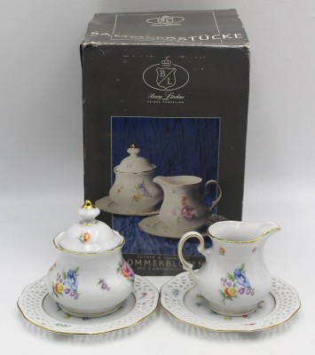 Auktion 366<br>2x Kartons mit Burg Lindau Geschirr, Milch-Zucker mit 2 Tellerchen sowie ein komplettes Gedeck, Blumendekor, Durchbruchrand [1]