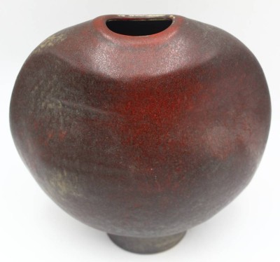 Auktion 366<br>gr. Kunstkeramik-Vase, H-23 cm, B-23 cm, in Boden gemarkt [1]