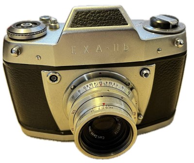 Auktion 366<br>EXA II b Kamera inkl. Carl-Zeiss-Jena Linse 3.5/50, Funktion nicht geprüft, Alters & Gebrauchsspuren [1]