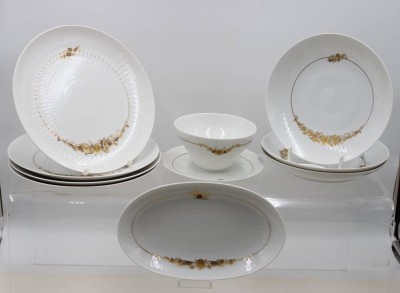 Auktion 366<br>9x Speiseservice-Teile, Rosenthal, Romance in gold, Wiinblad, 4x flache Teller, 3x tiefe Teller, Schale und Sauciere [1]