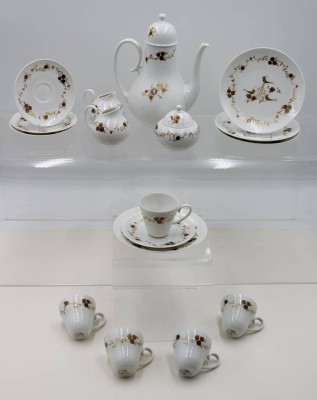 Auktion 366<br>17 Serviceteile, Mokka, Rosenthal, Romance in gold, Wiinblad, 1x Michkännechn bestossen, 2x Tassen bestossen, Kanne ca. H-20cm [1]