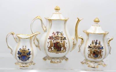 Auktion 366<br>Kaffeekern, Stundentika, jug. Corps Boroussia Bonn, 1854/55, unterschiedliche Wappen und Namen, Kanne an Tülle bestossen, ca. H-26cm [1]