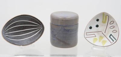 Auktion 366<br>3tlg. Keramik-Konvolut, 50/60er Jahre, 2x gemarkt, 1x kl. Chip, Dose H-11,5cm, Schalen ca. L-12/16cm [1]