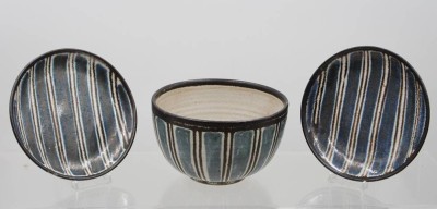 Auktion 374<br>3 Teile Kunstkeramik, gemarkt, Schale und 2 Teller, ca. H-10,5cm D-17cm [1]