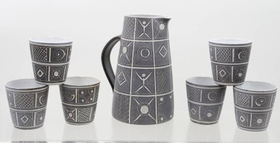 Auktion 366<br>Keramik-Krugset, Modell 339, der Kunsttöpferei Marschner, Krug mit 6 Bechern, 1x Becher gerissen, Krug H-19,5cm [1]