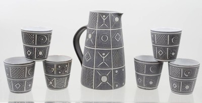 Auktion 374<br>Keramik-Krugset, Modell 339, der Kunsttöpferei Marschner, Krug mit 6 Bechern, 1x Becher gerissen, Krug H-19,5cm [1]