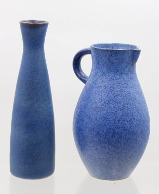 Auktion 366<br>Vase und Krug, blaue Glasuren, Karlsruhe u. Bückeburg, ca. H-28,5cm [1]