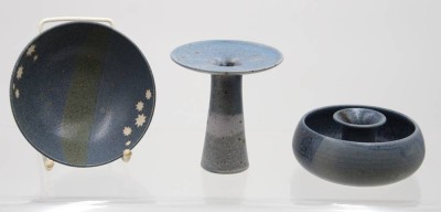 Auktion 374<br>3 Teile Kunstkeramik, 2x Leuchter und eine Schale, gemarkt, ca. H-5 bis 11cm [1]