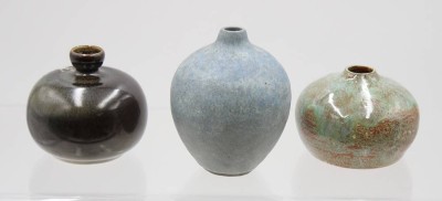 Auktion 366<br>3x kl. Kunstkeramik-Vasen, je gemarkt, ca. H-6,8 bis 10,8cm [1]