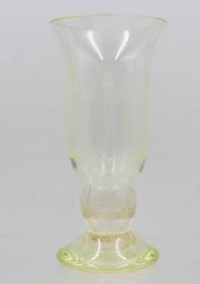 Auktion 366<br>Art-Déco Uranglas-Vase, kl. Chip und Ablagerungen, ca. H-17,8cm [1]