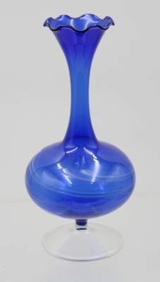 Auktion 366<br>kl. Kunstglasvase in blau, klarer Stand, dünnes Glas, ca. H-19cm [1]
