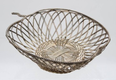 Auktion 366<br>Korbschale in Apfelform, versilbert, ca. H-8,5cm B-23,5cm [1]