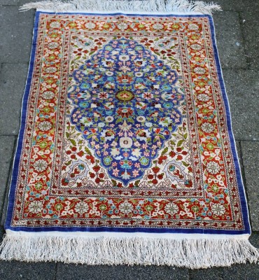 Auktion 366<br>Seidenteppich, 103x68 cm, guter Zustand [1]