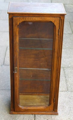 Auktion 366<br>kl. Wand-Sammlervitrine, H-72 cm, ca. 32x19 cm [1]