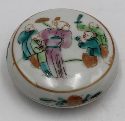 Auktion 366<br>China Deckeldose mit Figurenbemalung, H-4,5 cm, D-9 cm [1]
