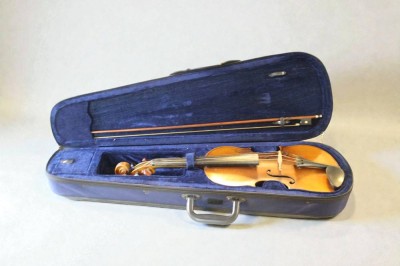 Auktion 366<br>alte Geige in Tasche, anbei ein Bogen, innen loses Etikett