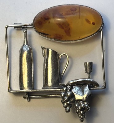 Auktion 366<br>grosse Brosche, Silber-925- mit Bernstein, Regal mit Weinflasche, Wasserkrug, Becher und Früchte wie Trauben, Bananen, 5,5x5 cm, 26,4 gr. [1]
