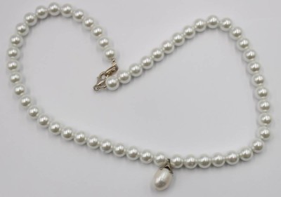 Auktion 366<br>Muschelkern-Perlenkette mit 925er Silberschließe, ca. L-44cm [1]