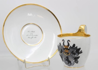 Auktion 366<br>Stundentika Tasse mit U.T., jug. Corps Boroussia Bonn, Behr, Carl v., 1854, Tasse ca. H-11cm [1]